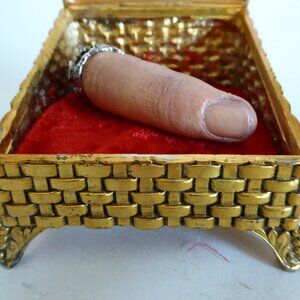 NEW FAKE SEVERED FINGER RING ANTIQUE GLASS BOX ODDITY PROP GAFF HALLOWEEN